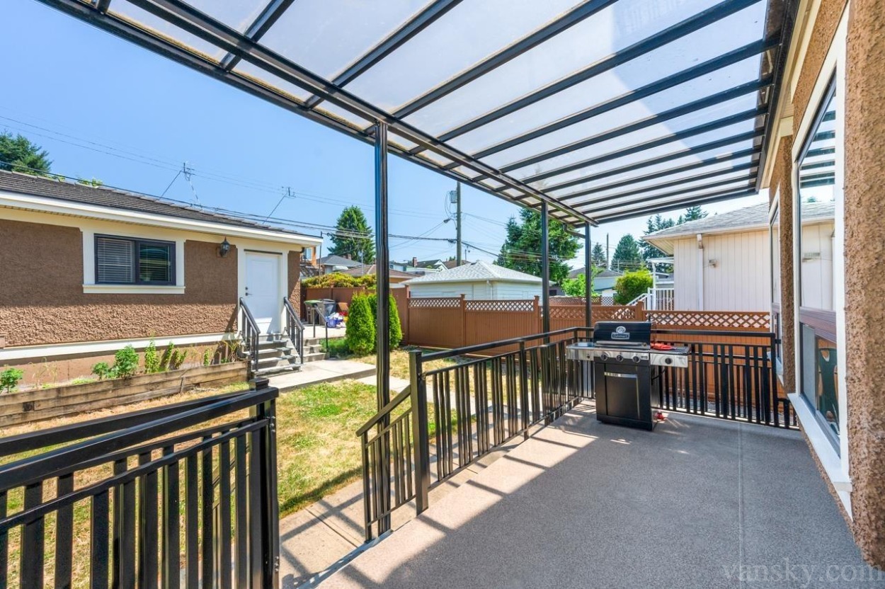 211001002500_balcony 4.jpg